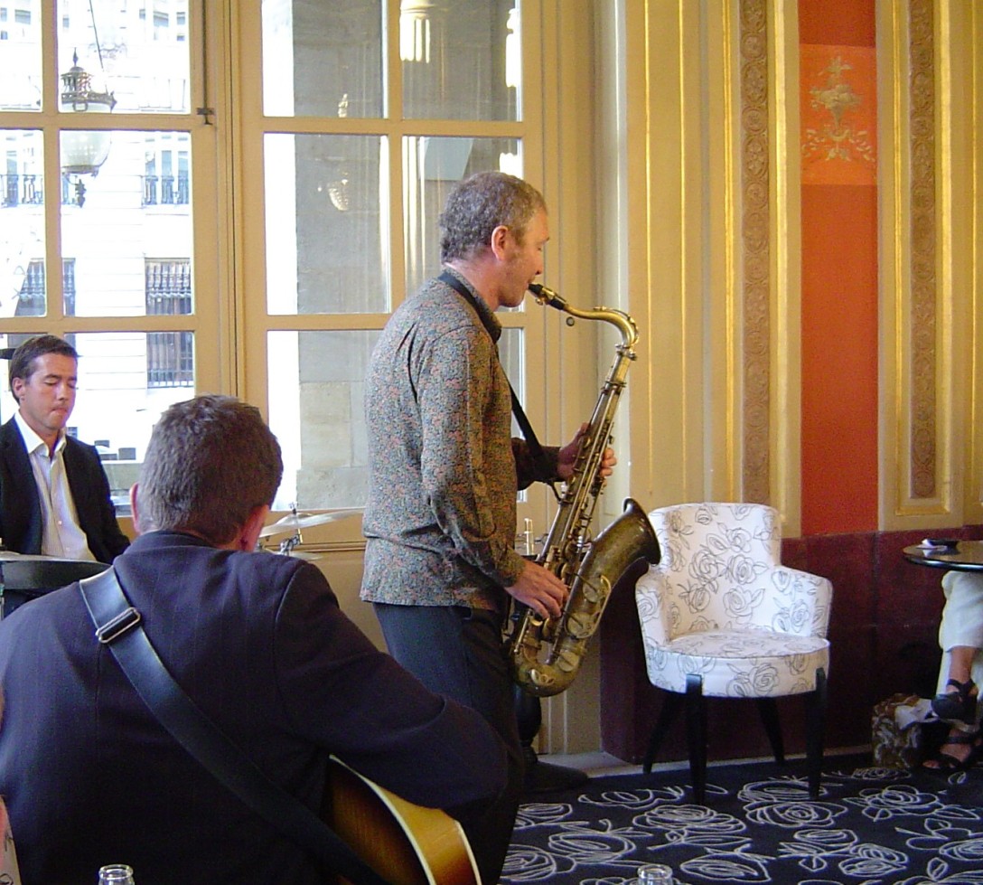 Musicians playing -  Bordeaux Hotel