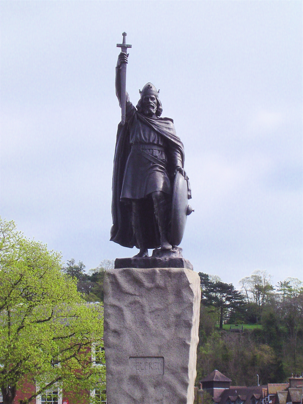 https://lizzieparker.files.wordpress.com/2011/04/king-alfred-statue-winchester.jpg

